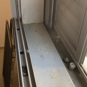 מסגרת חלון מלוכלכת לפני ניקוי