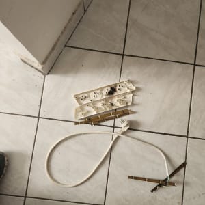 חלקי שקע חשמל מפורקים על רצפה