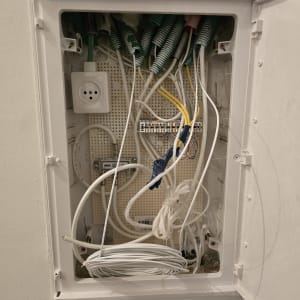 ארון תקשורת עם כבלים וחיבורים שונים