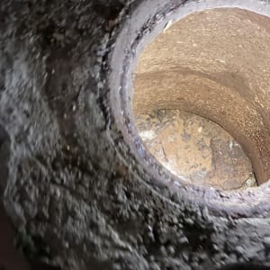 פתח ביוב עגול עם דפנות בטון