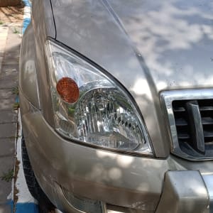 חזית רכב עם פנס קדמי וסמל יצרן