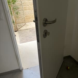 דלת פתוחה עם מנעול וידית