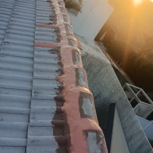 גג עם תיקוני צבע בשקיעה