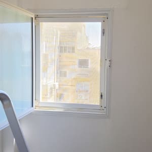 חלון עם סולם בחדר מואר