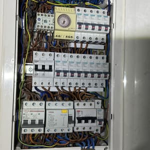 לוח חשמל עם חוטים ומפסקים שונים