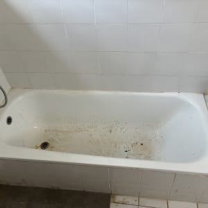 אמבטיה מלוכלכת עם כתמים על הקירות