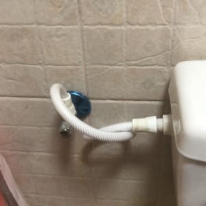 צינור מים מחובר לניאגרה על קיר אריחים