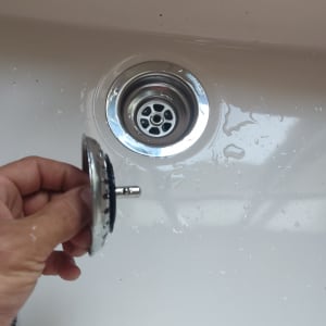 יד מחזיקה מסנן כיור מעל ניקוז מתכת