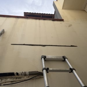 סולם ליד קיר עם סדק לתיקון איטום