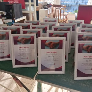 מסגרות עם תעודות הוקרה על שולחן בבית דפוס