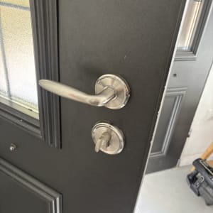 ידית ודלת מתכת עם מנעול כסוף