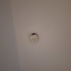 שקע חשמלי על קיר צבוע