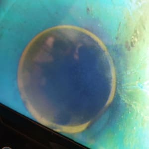 צילום מסך של צינור עם מכשיר מדידה