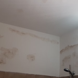 קיר עם תיקוני טיח לפני צביעה