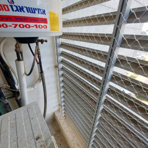 רשת מתכת מותקנת למניעת כניסת יונים