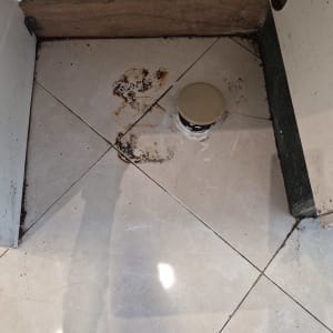 צינור ניקוז וקדח בדופן ארון כהכנה לנקודת אינסטלציה