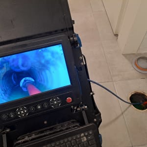 מכשיר איתור נזילות עם מסך ותצוגה של צינור