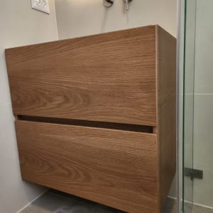 ארון עץ מתחת לכיור בחדר אמבטיה מודרני