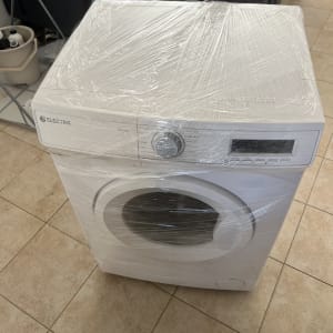 מכונת כביסה עטופה בניילון על רצפה