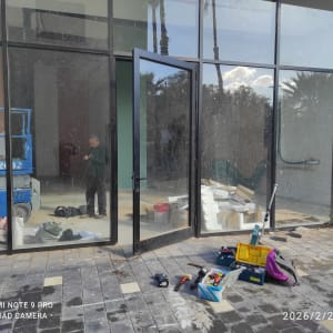 כלי עבודה ותיקונים ליד דלת זכוכית גדולה