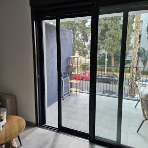 דלת הזזה מאלומיניום מובילה למרפסת