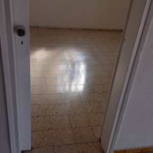 רצפה נקייה ומבריקה בחדר עם חלון גדול