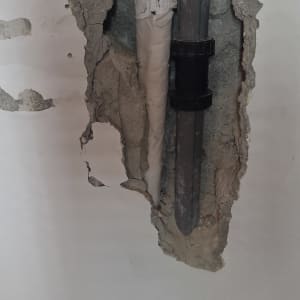 חור בקיר עם צינור חשוף