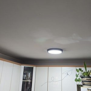 תאורה עגולה מותקנת בתקרה מעל מטבח