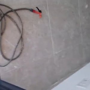 כבל חשמלי על רצפה עם כלי עבודה