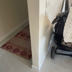 קיר צבוע עם עגלה ומתגי חשמל