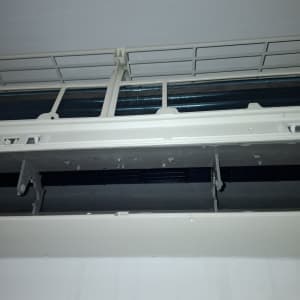 תמונה של מזגן פתוח עם חלקים פנימיים גלויים