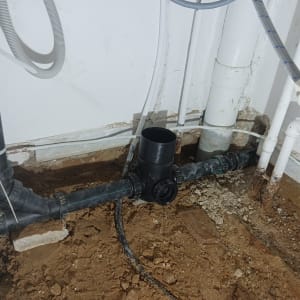 צינורות ביוב שחורים מותקנים בקיר עם חיבורים