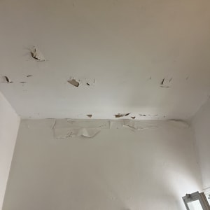 תקרה עם קילופי צבע ונזקי רטיבות