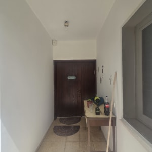 מסדרון עם דלת, שולחן וכלי עבודה