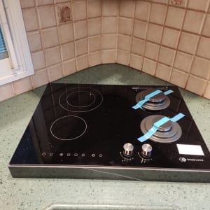 כיריים על משטח שיש ירוק במטבח