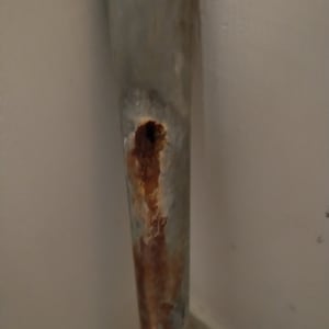 צינור חלוד עם סימני נזק