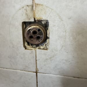 חיבור צנרת בקיר עם אריחים