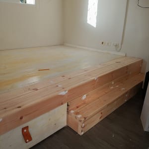 במה עץ עם מדרגות בחדר קטן