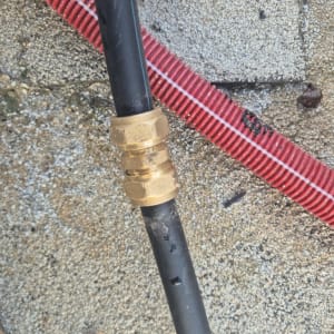 צינור עם מחבר על רקע רצפה