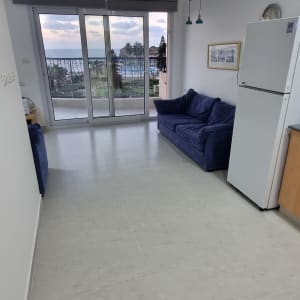 מטבח עם ארונות עץ, מקרר ומיקרוגל