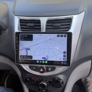 מערכת ניווט ברכב עם מסך מגע