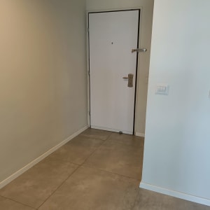 דלת לבנה עם ידית מתכת ומנעול