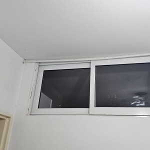 חלון זכוכית עם מסגרת לבנה בקיר פנימי