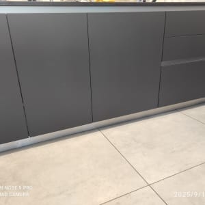 ארונות מטבח אפורים על רצפת אריחים