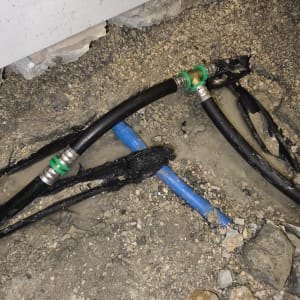 צינורות ותשתית מים באדמה עם נזילה