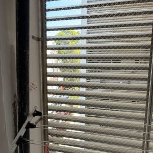 רשת הגנה על חלון למניעת כניסת יונים