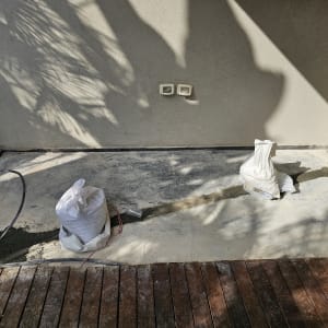 שקיות מלט וצינור על רצפת בטון