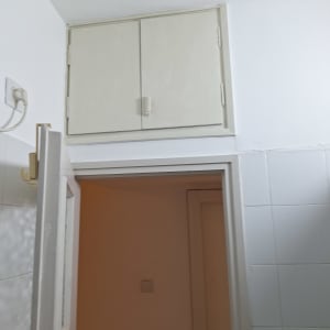 ארון קיר לבן מעל דלת בחדר