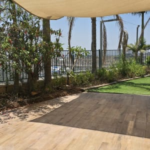 ריצוף עץ חדש עם צלייה בגינה