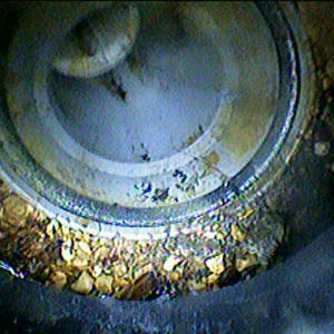 צילום פנים צינור עם חלודה ולכלוך